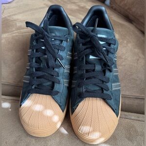 Adidas Black and Gold Superstar Gore-Tex La marque